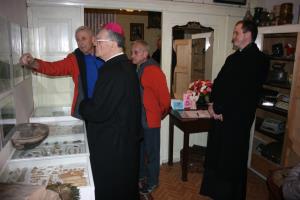 Škof Lipovšek na razstavi jaslic v Zavodu Stanislava 3